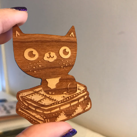CAT ON A QUILT wooden pin